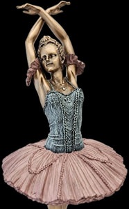 Elegant ballerinafigur i bronze-look, danserinde med løftede arme på sokkel